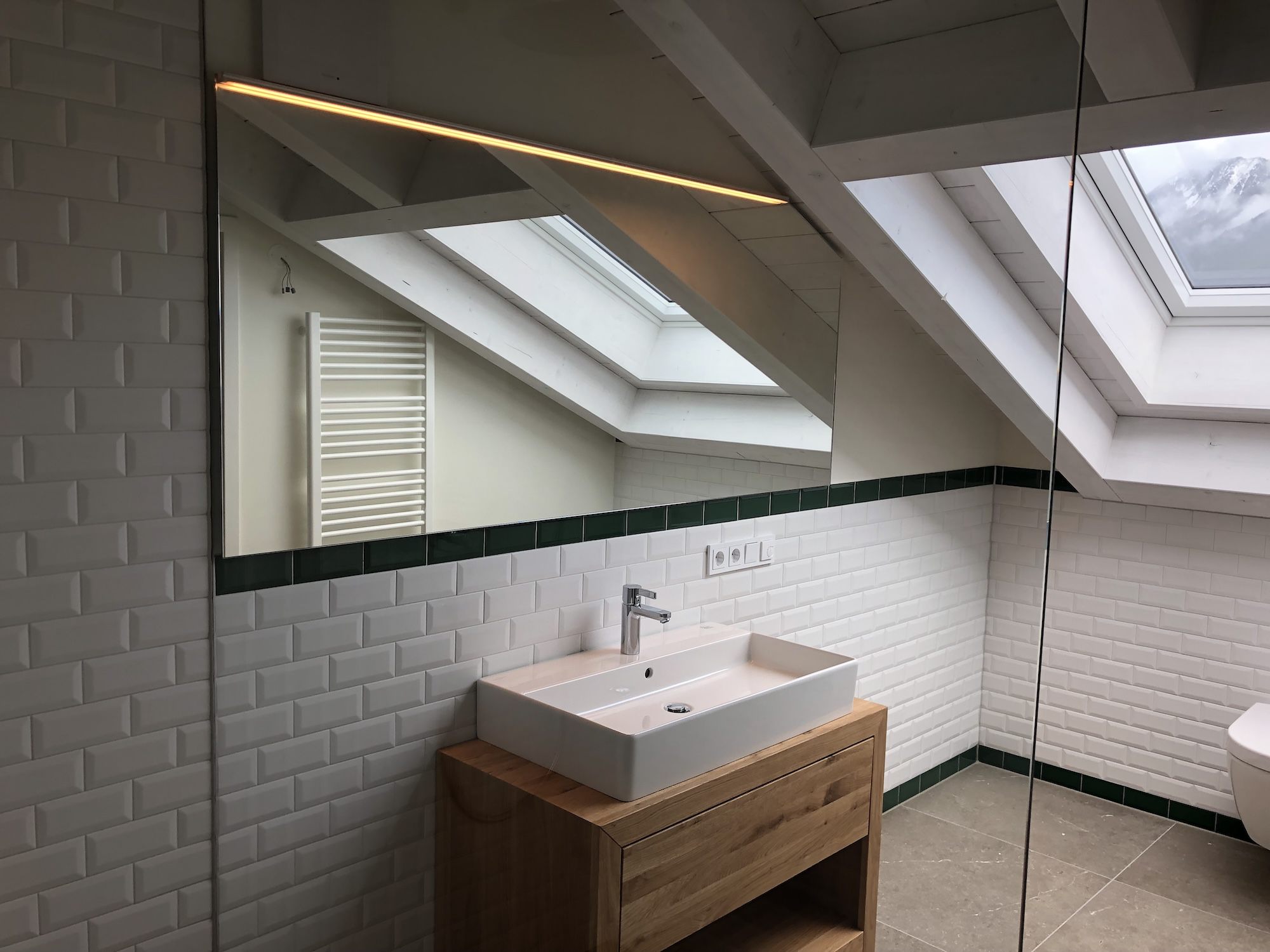 Glas im Innenbereich Interieur - Bad mit Dusche und beleuchtetem Spiegel