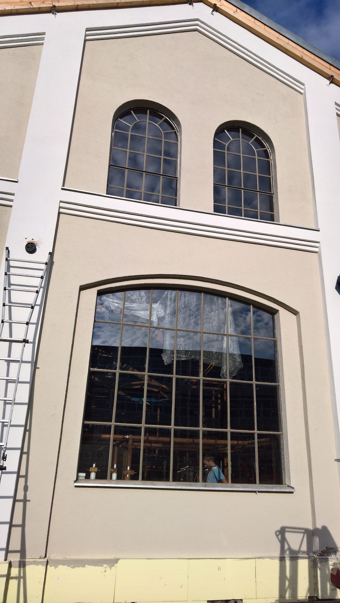 Glas-im-Aussenbereich-Exterieur-Neuverglaste-Fenster-denkmalgeschuetzten-Halle