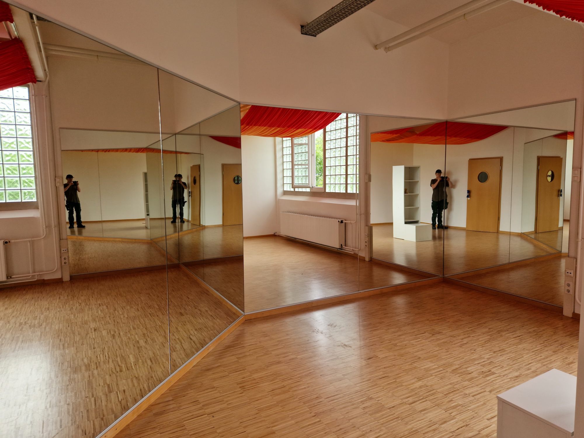 Glas im Innenbereich - Spiegelwand im Fitnessstudio
