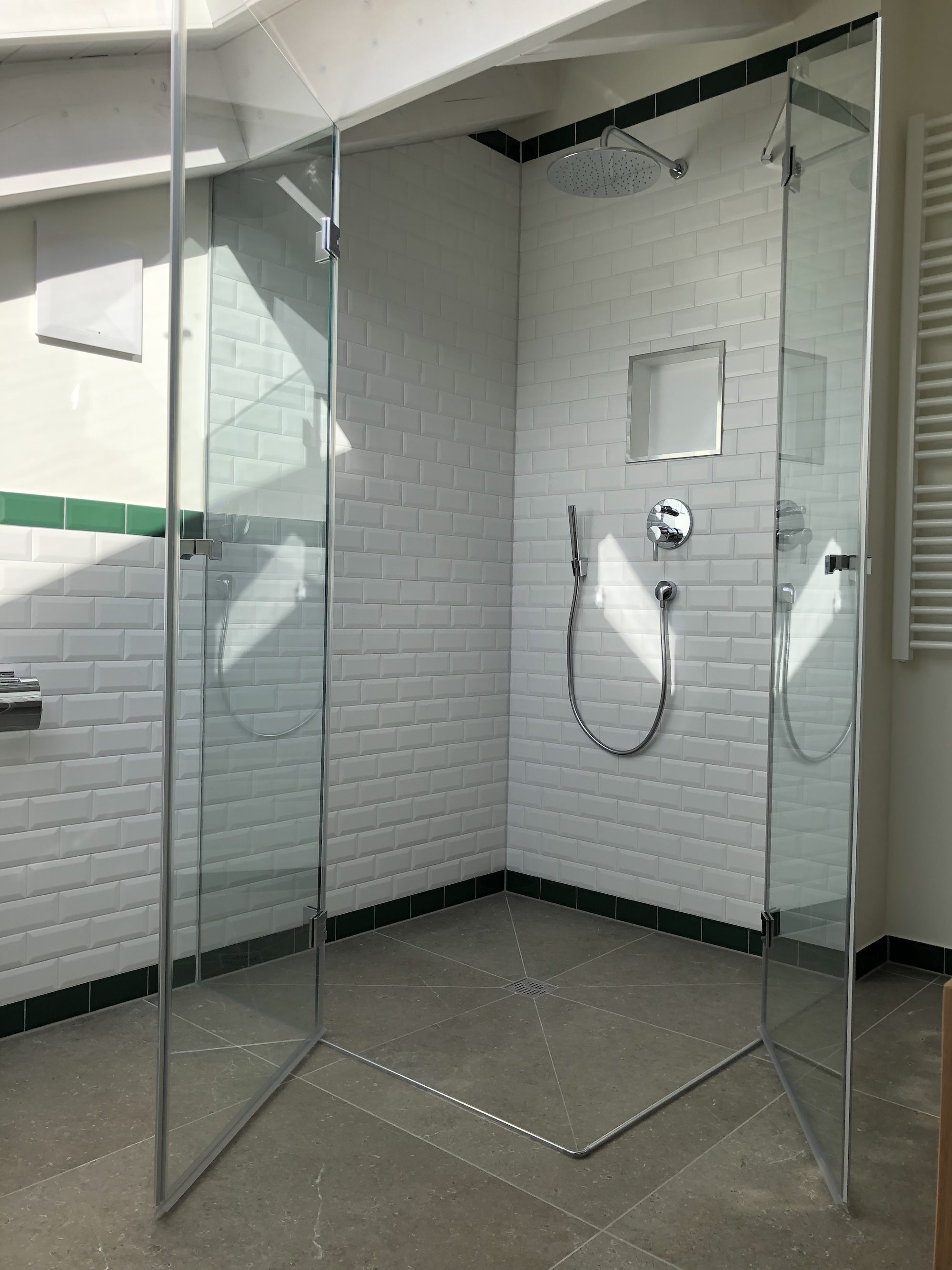Glaserei-Leonhard-Fischer-Oberammergau-Ganzglasduschen-Doppelfluegel-Dusche