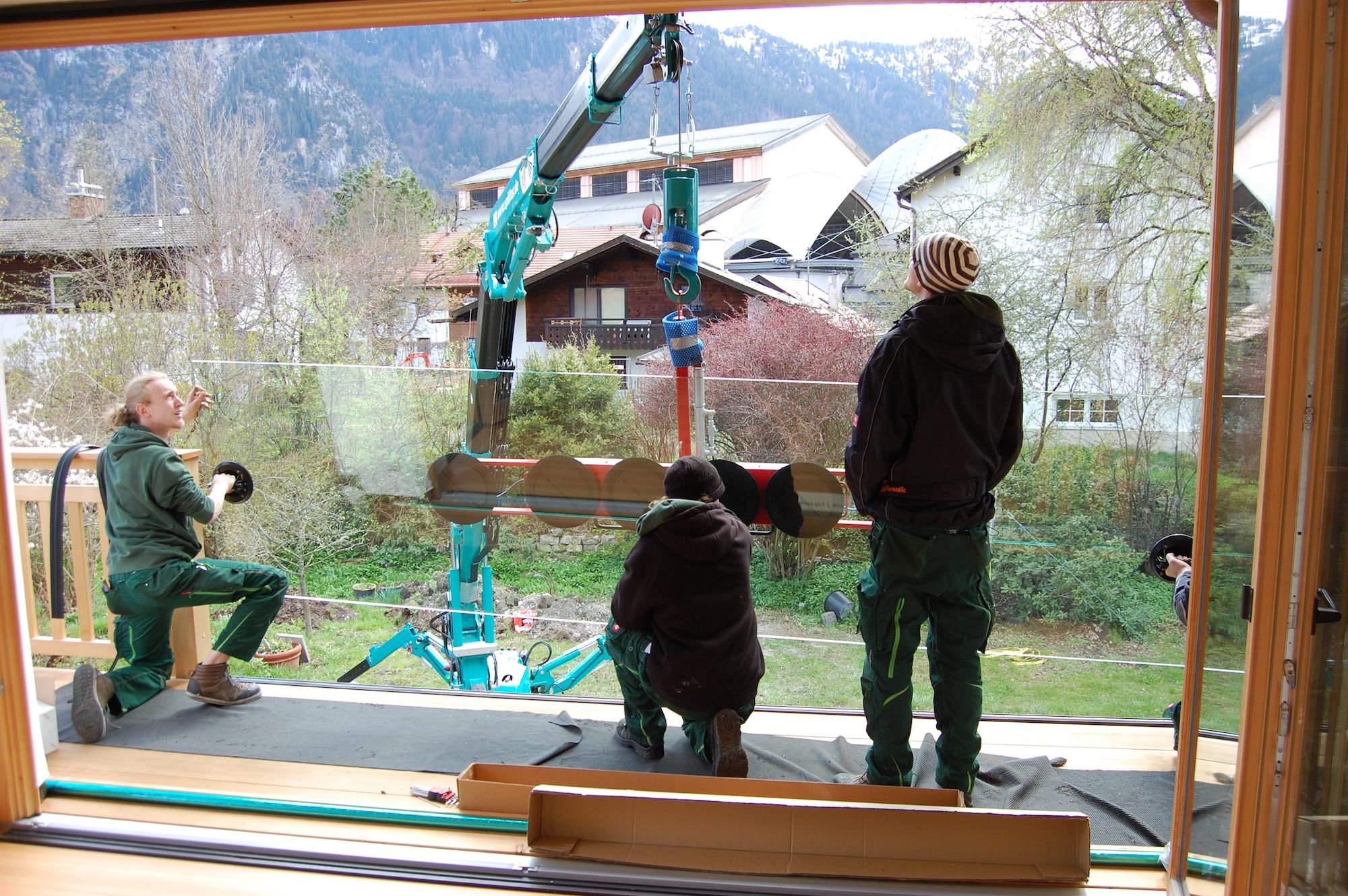 Glaserei-Leonhard-Fischer-Oberammergau-Montage-Balkonscheibe-Kran