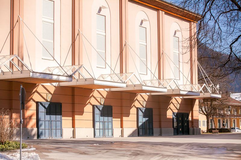 Glas im Aussenbereich - Seiteneingänge Passionstheater Oberammergau