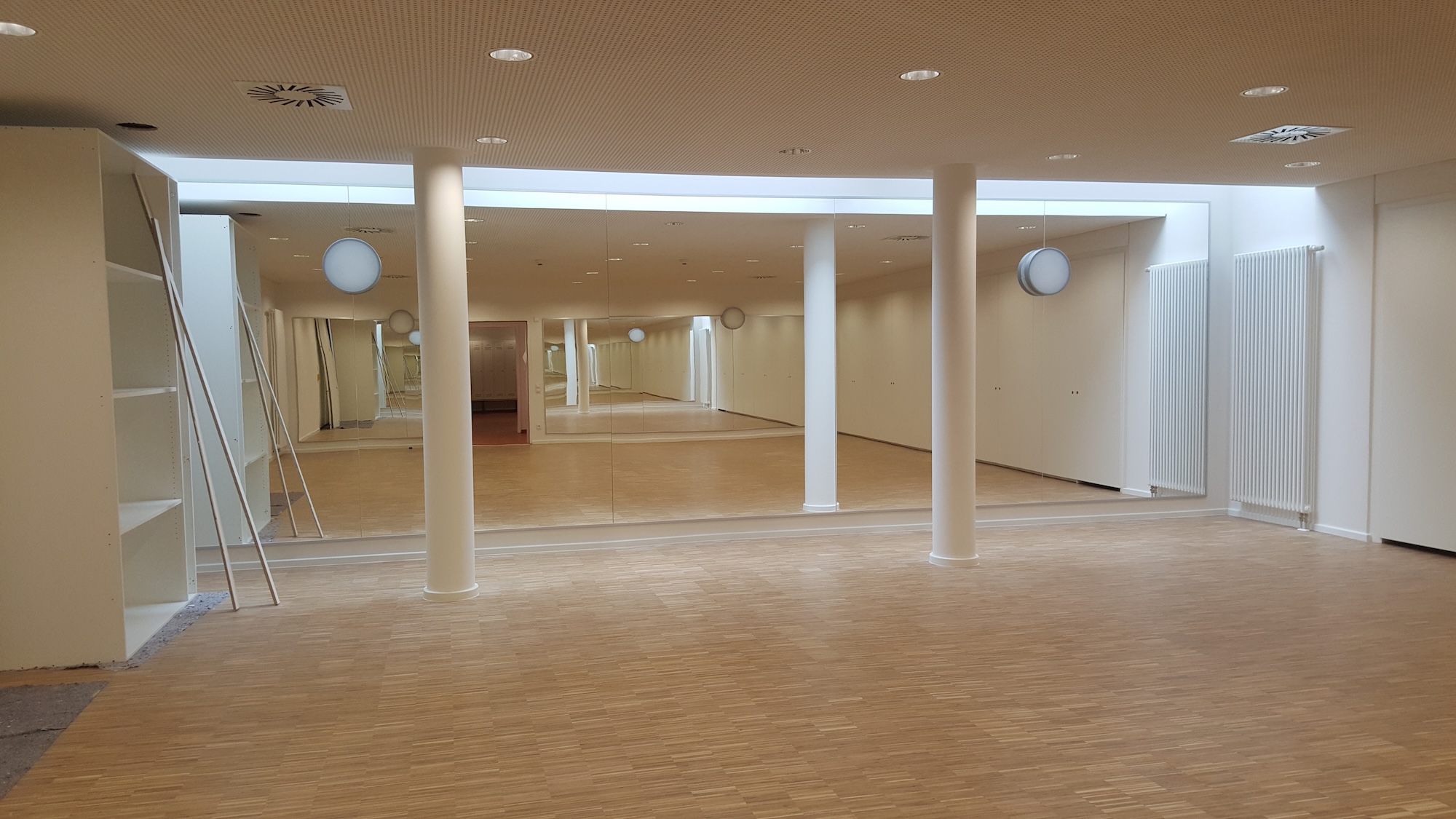Glas im Innenbereich Interieur - Beleuchtete Spiegelwand in der VHS München