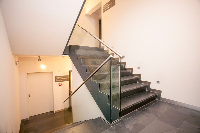 Glaserei-Leonhard-Fischer-Oberammergau-Glaswand-Treppenhaus-Handlauf