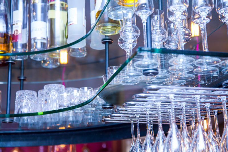 Glaserei-Leonhard-Fischer-Oberammergau-Glas-Innenbereich-Interieur-Thekenregal-Glas-Detailansicht