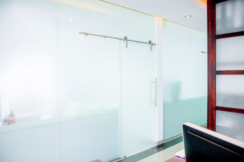 Glas im Innenbereich Interieur - Ganzglasraumteiler-Glasschiebetuer