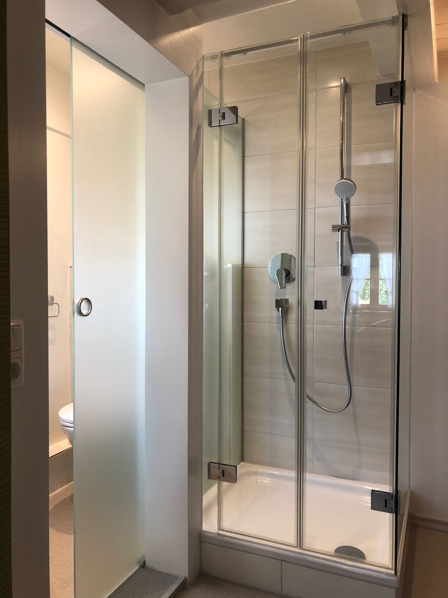 Glaserei-Leonhard-Fischer-Oberammergau-Ganzglasduschen-Dusche-Schiebentuer