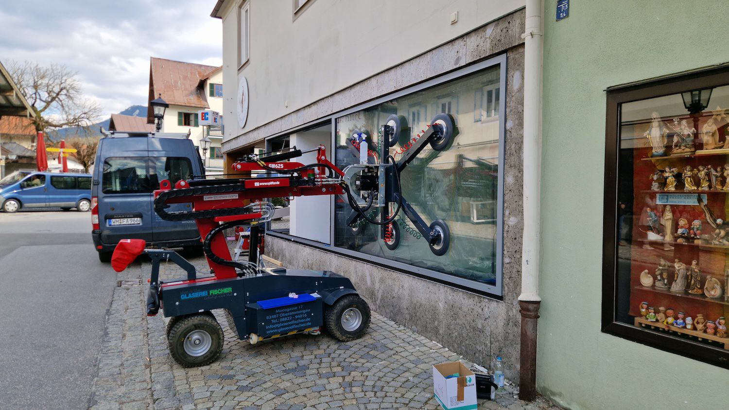 Glasworker GW625 hebt eine große Schaufensterscheibe