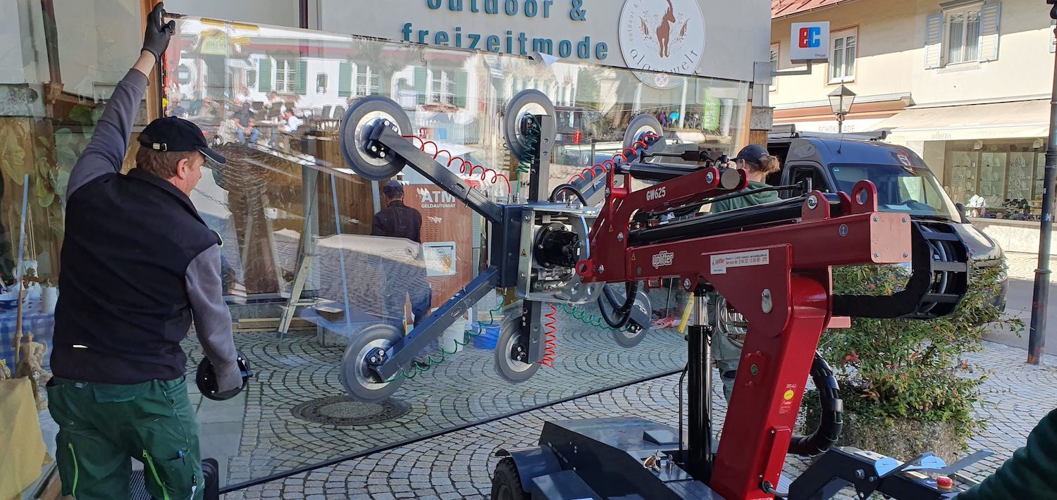 große Schaufensterscheibe wird mit einem Kran montiert