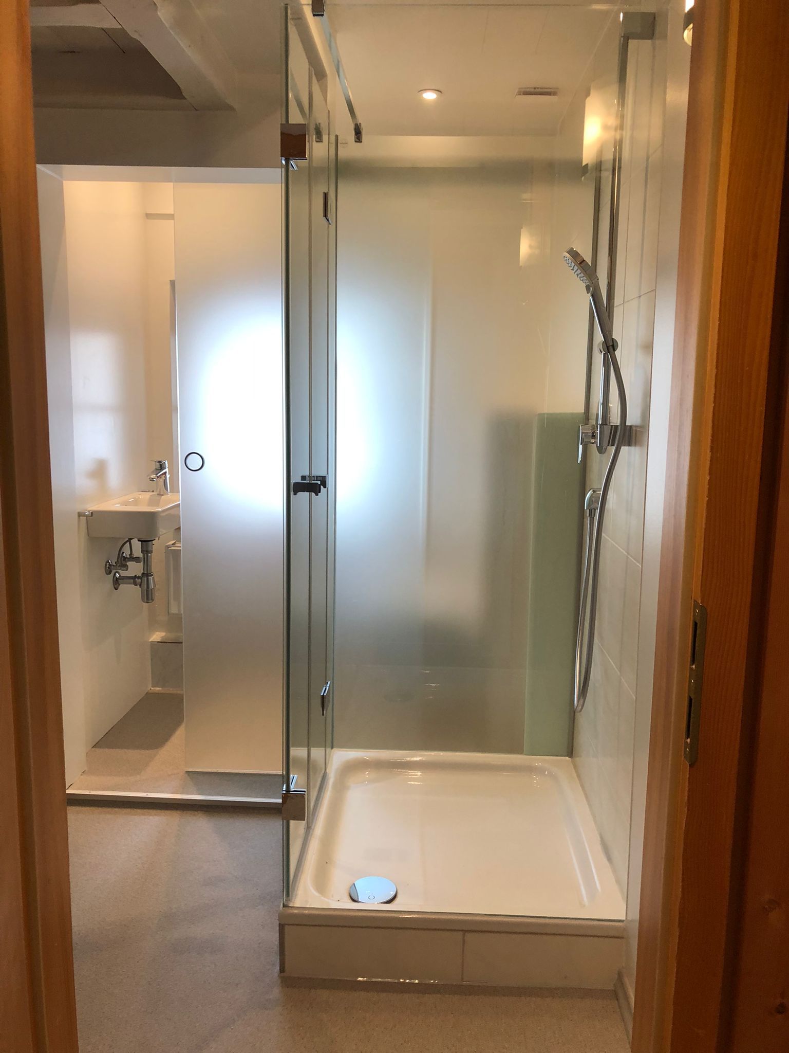 Glaserei-Leonhard-Fischer-Oberammergau-Ganzglasdusche-Dusche-Schiebetuer