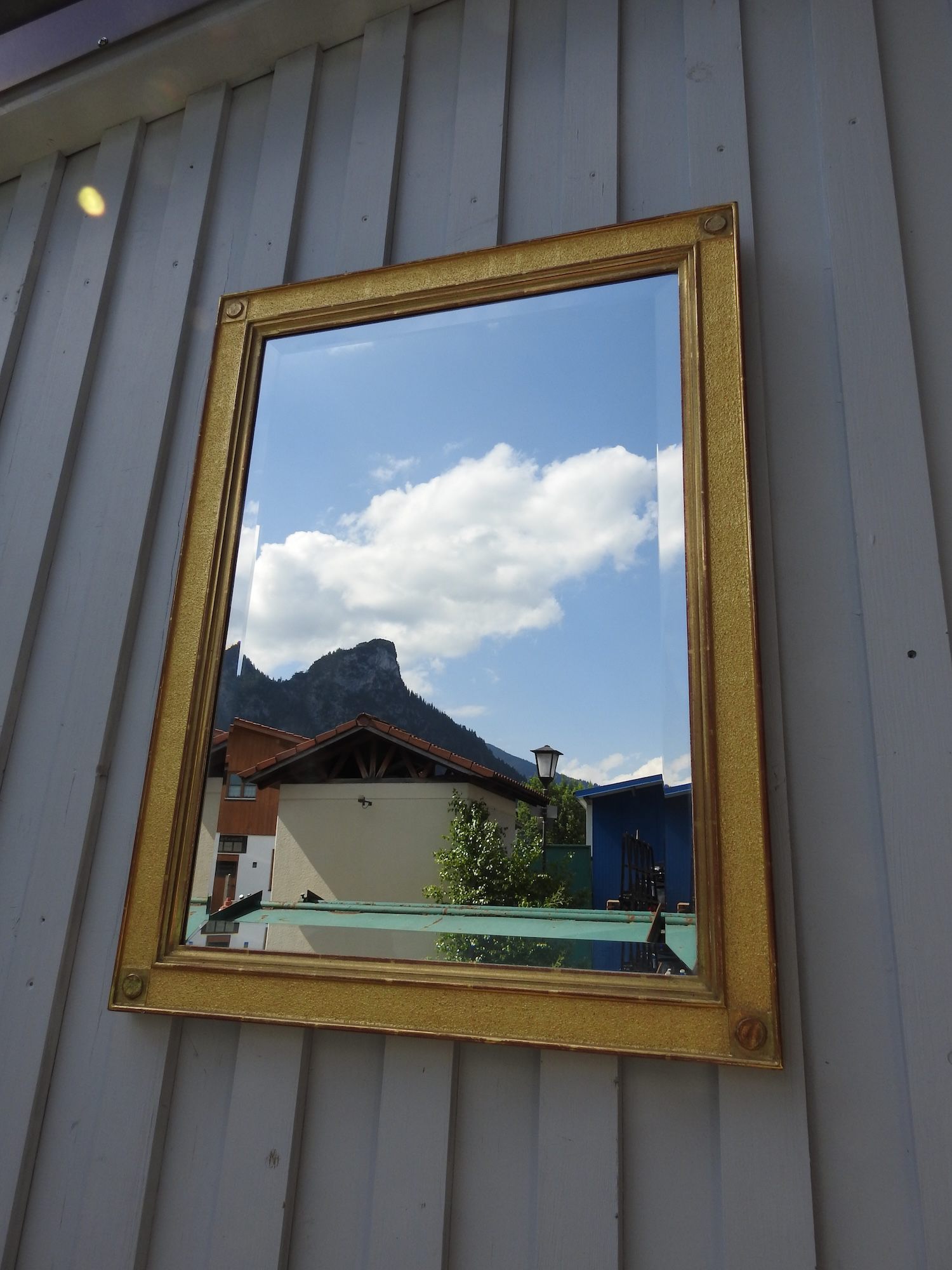 Glaserei-Fischer-Oberammergau-Einrahmungen-Spiegel-mit-Facette-goldenem-Rahmen