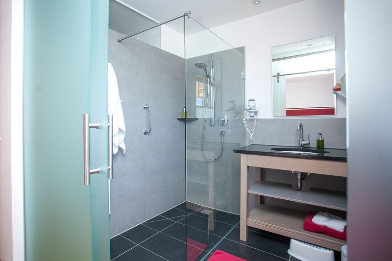 Glaserei-Leonhard-Fischer-Oberammergau-Glasseitenwand-Dusche