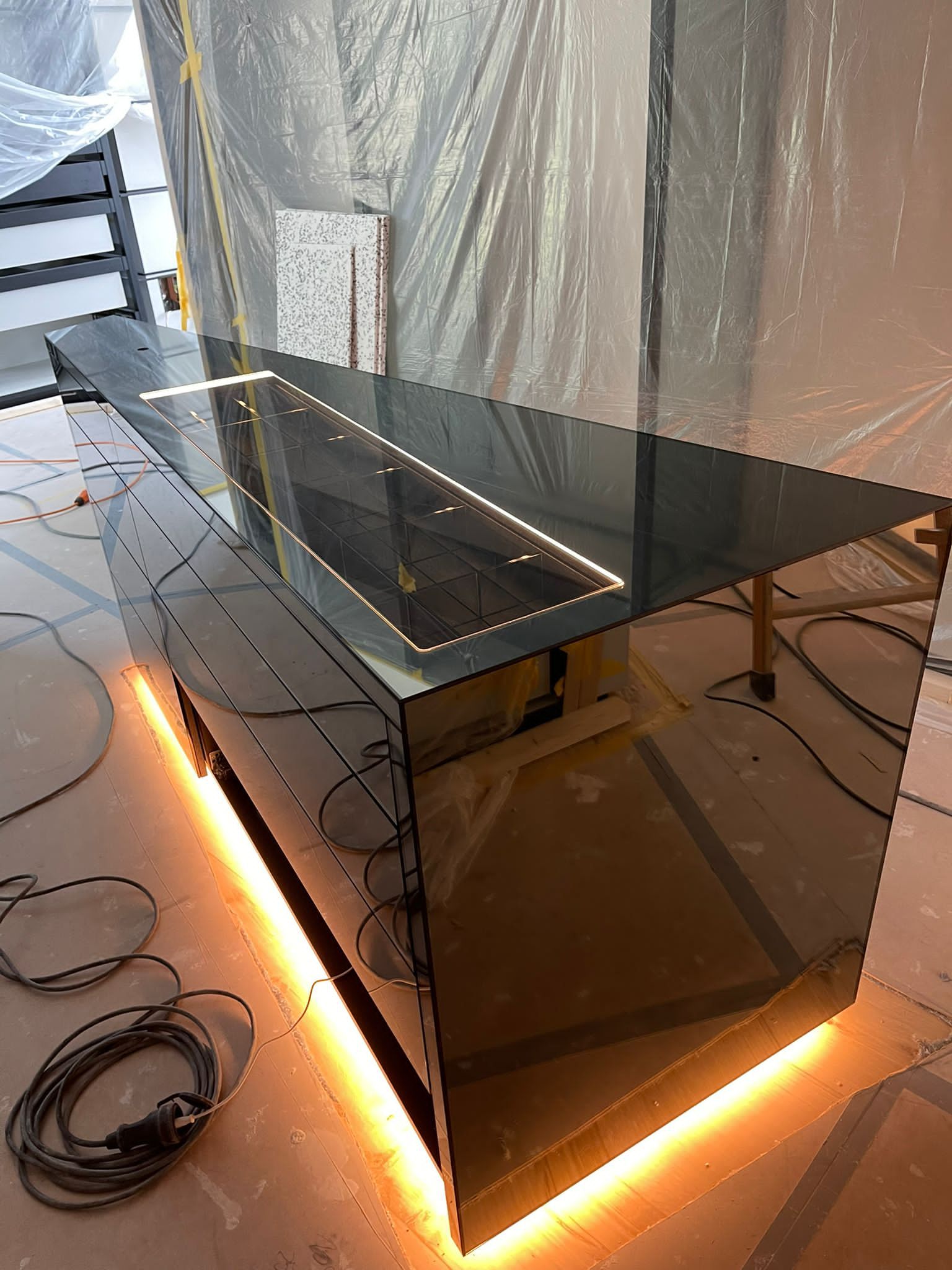 Glas im Innenbereich Interieur - Beleuchtete Kommode